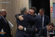拉波尔塔和皇马CEO在西甲大会热情拥抱，龙赛罗：我很受伤