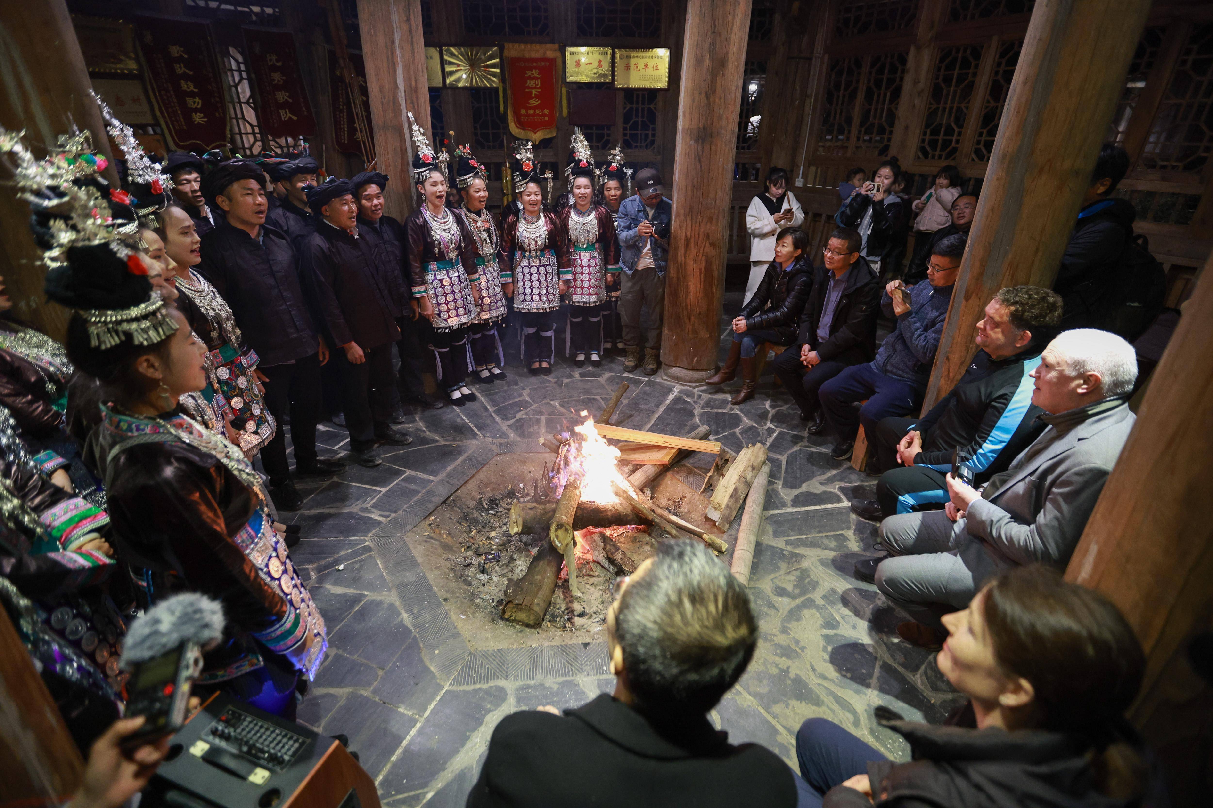 （体育·图文互动）“村超”与英超首个合作项目启动 英超名将送祝福