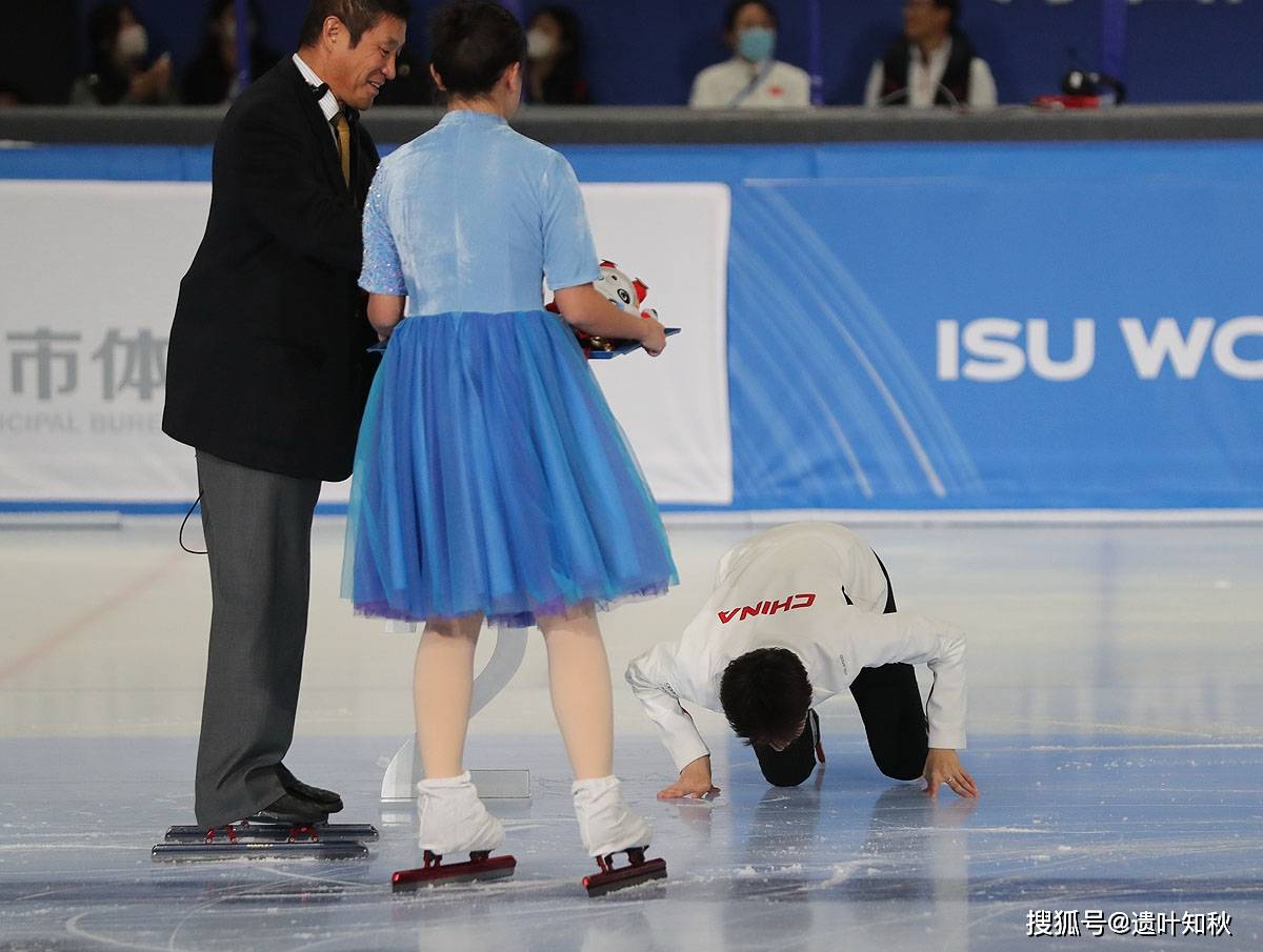 国际滑联短道速滑世界杯北京站 范可新再度亲吻冰面感恩冰迷支持