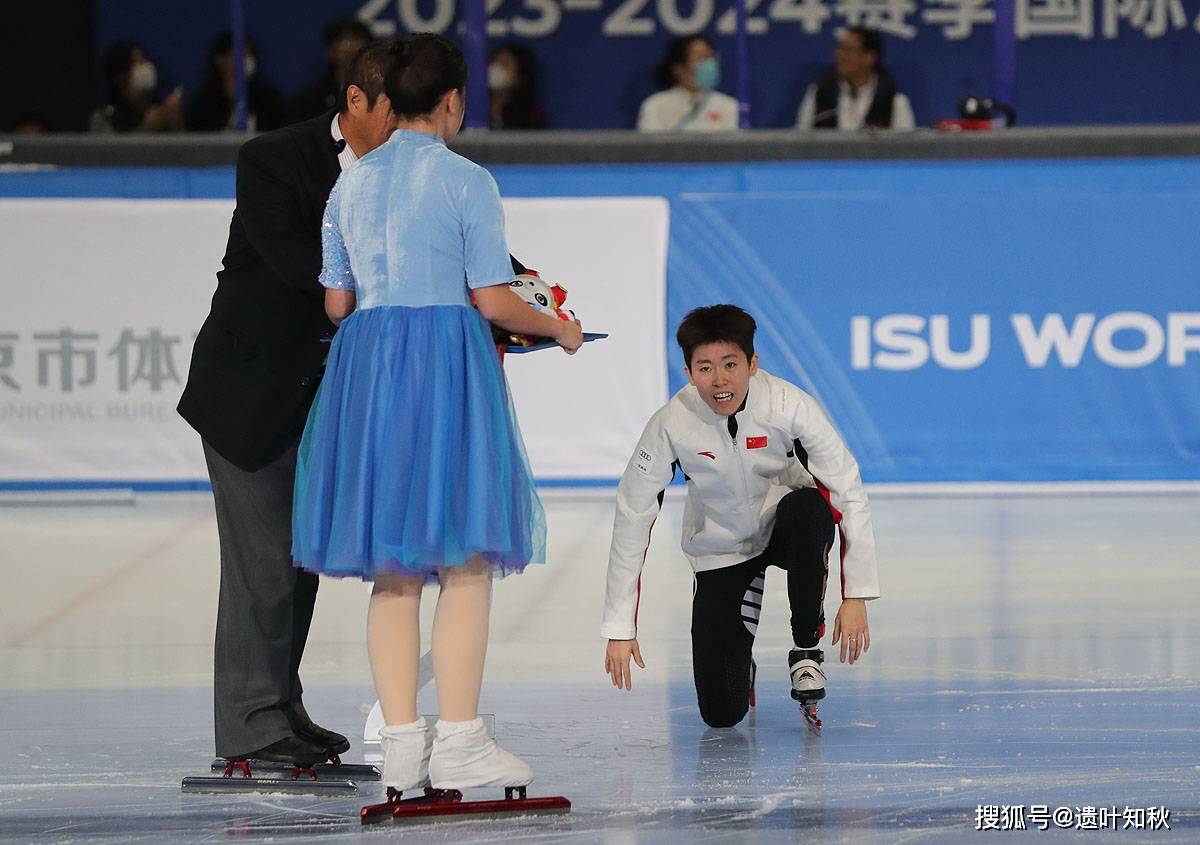 国际滑联短道速滑世界杯北京站 范可新再度亲吻冰面感恩冰迷支持