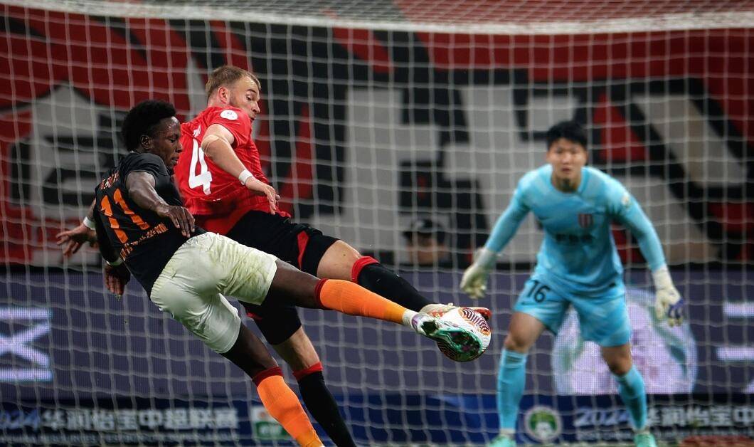 成都蓉城炸裂开场！2-0痛击青岛海牛，中超新赛季火药味爆棚！