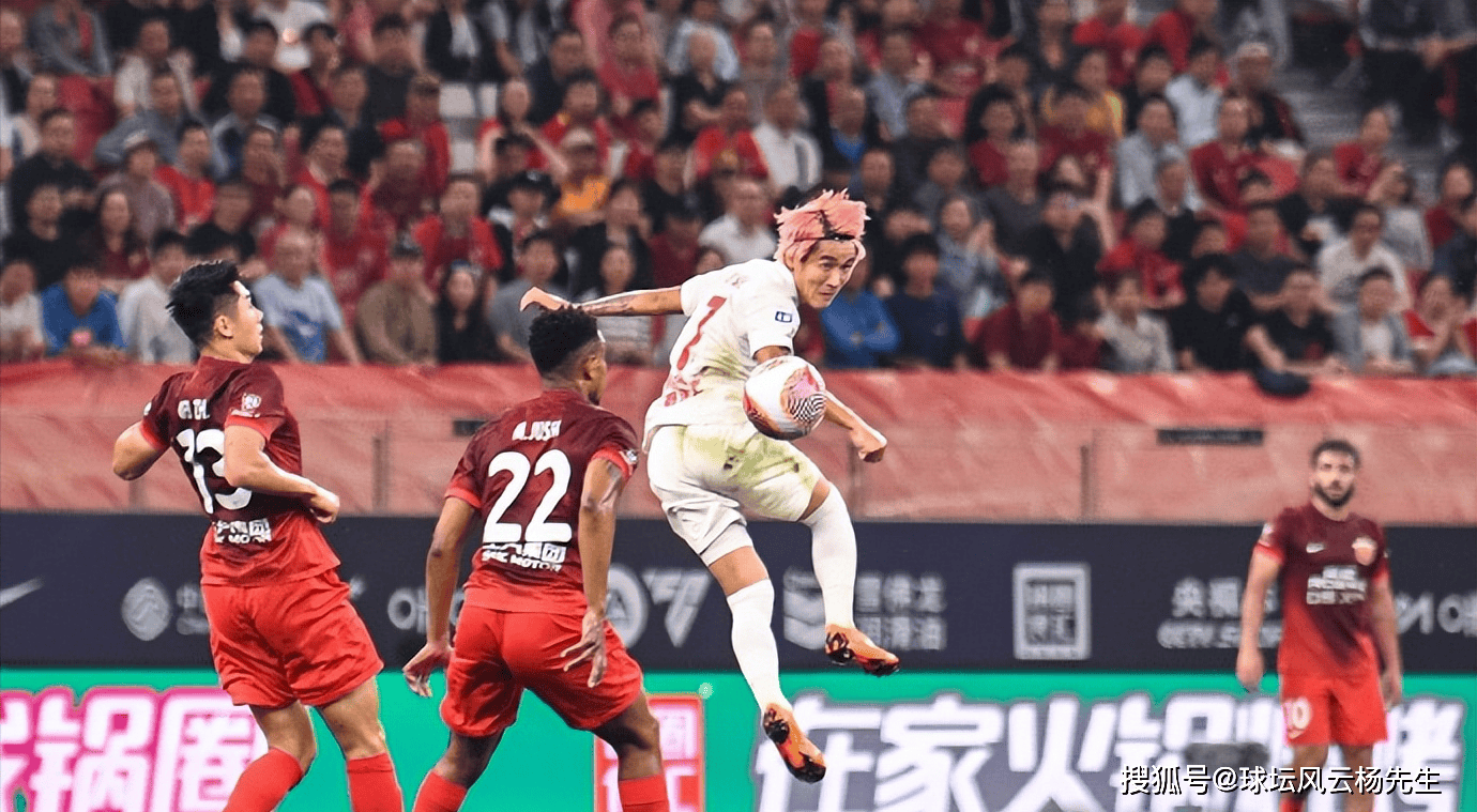 中超第13轮：上海海港主场2-0力克成都蓉城，五连胜紧咬榜首
