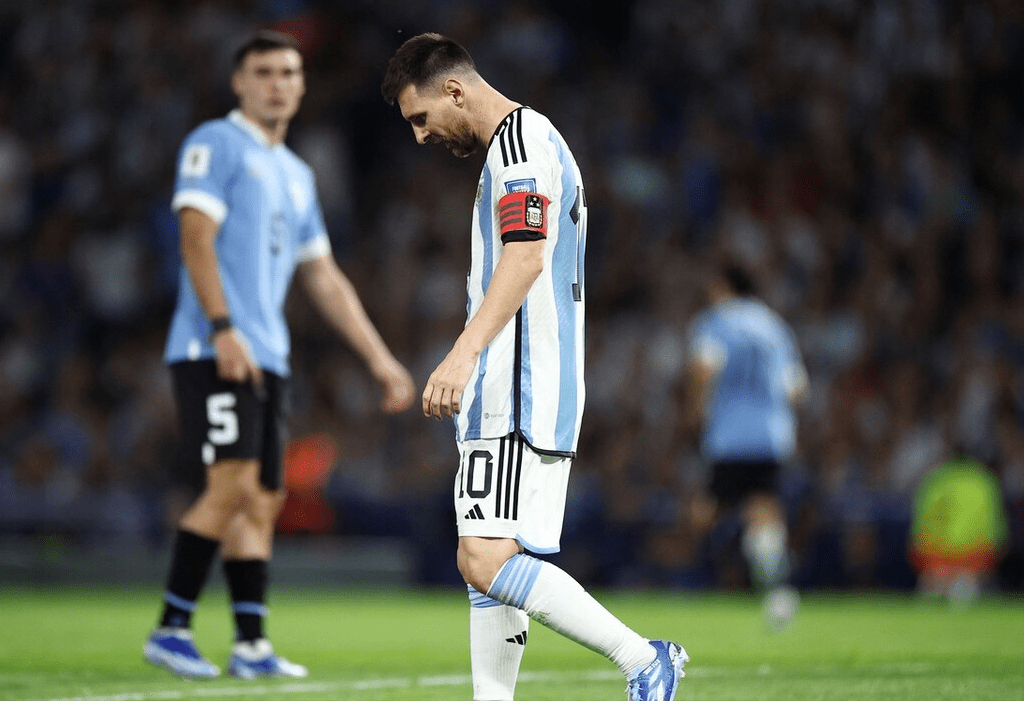 0-2！世界杯冠军轰然倒下！梅西哑火，阿根廷破103年来耻辱纪录